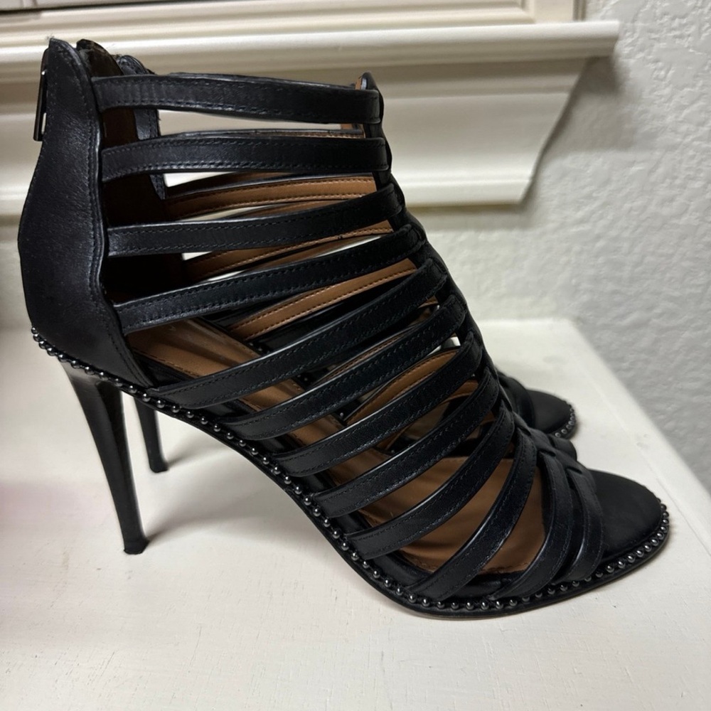 Coach
6 1/2 
Black heels
good condition